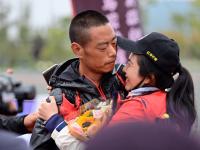 半岛体育体育登录-跨越障碍，选手拨云见日登顶