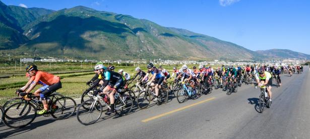 半岛体育体育在线登录-云南队迎战香港队，坚持到底