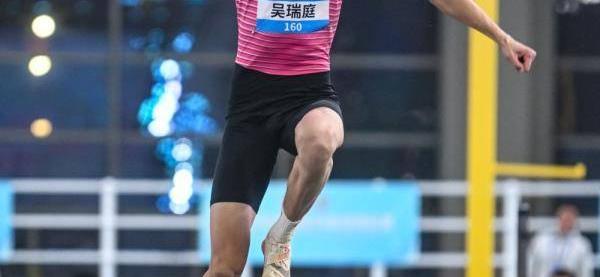 田径选手全力冲刺，指尖拂过胜利线的简单介绍