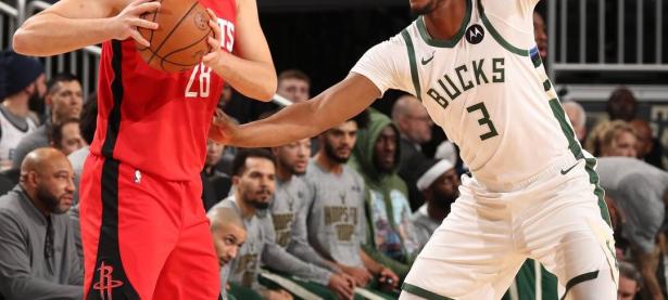 半岛体育体育官方-雄鹿中锋成功突破困境，为球队带来胜利信心的简单介绍