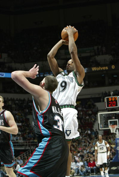 灰熊逆转雄鹿，守住季后赛希望