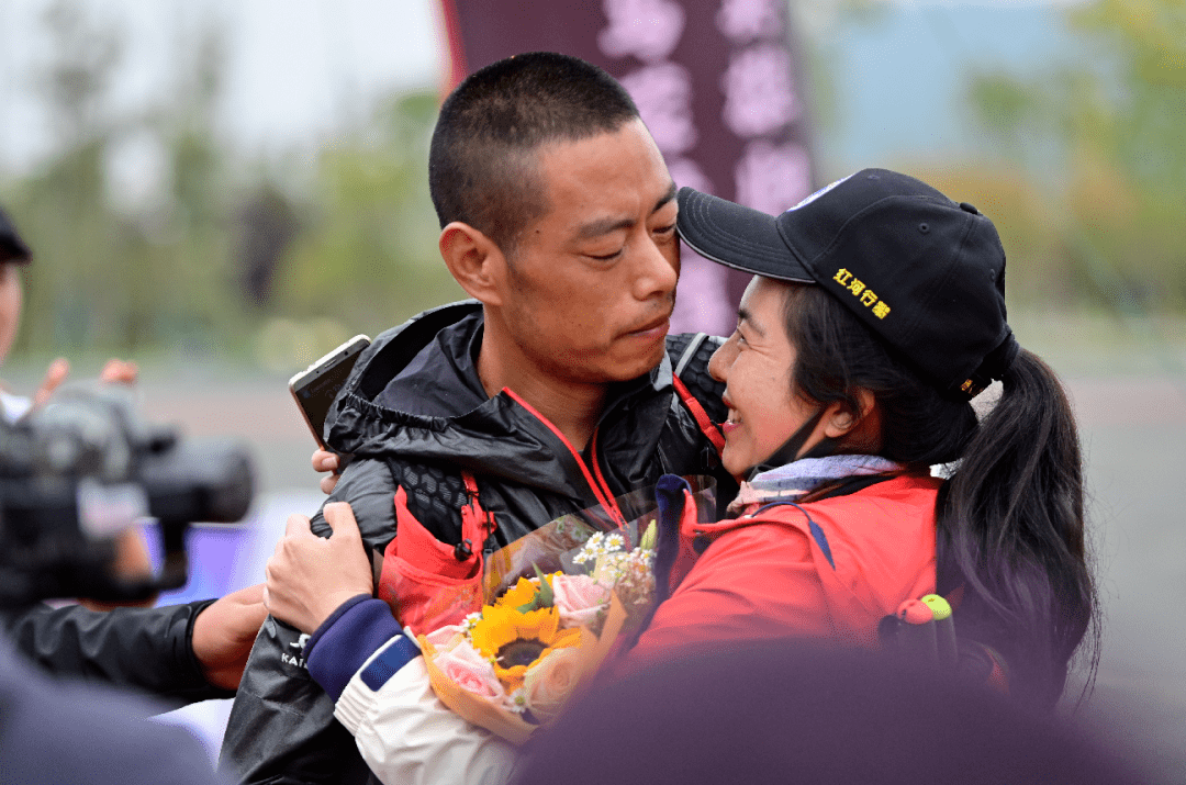 跨越障碍,选手拨云见日登顶 跨越障碍,选手拨云见日登顶