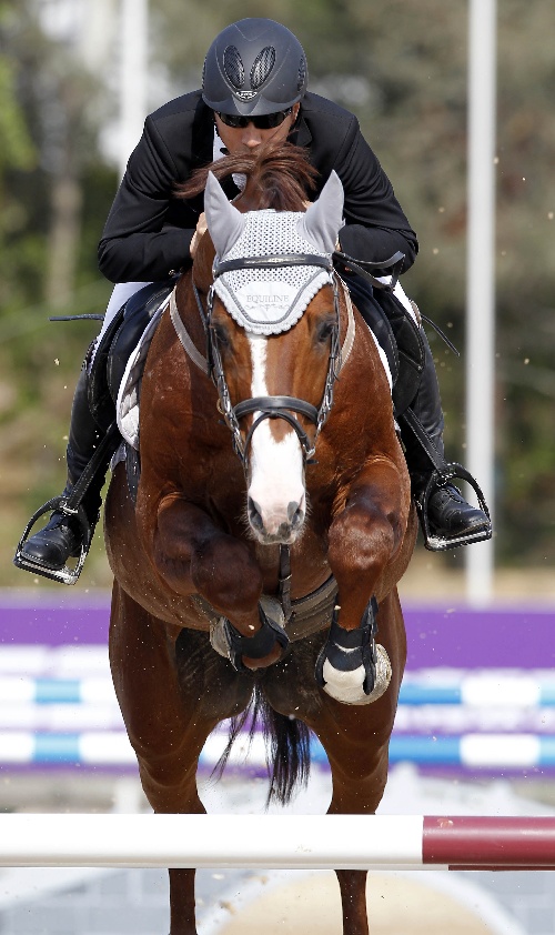 跨越障碍,选手拨云见日登顶 跨越障碍,选手拨云见日登顶