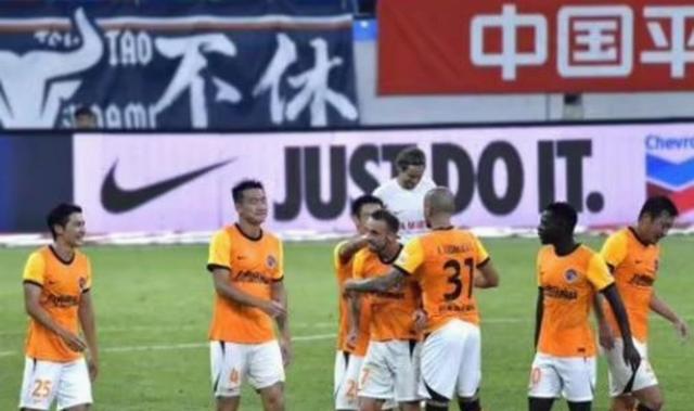 裁判判罚引争议,球员疑似吃红牌 裁判判罚引争议,球员疑似吃红牌