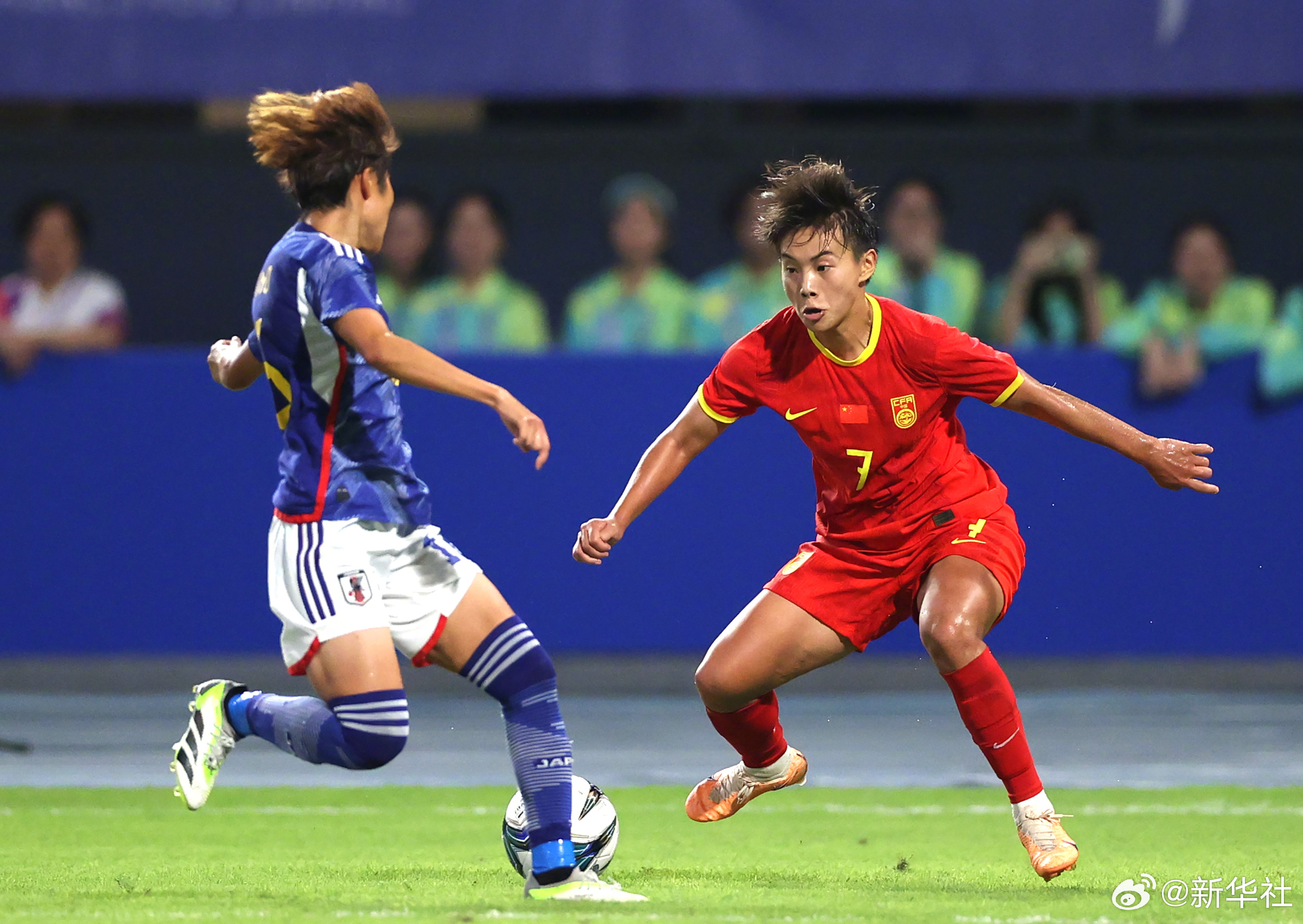 关于英勇奋战：女足铿锵玉立吹热血的信息