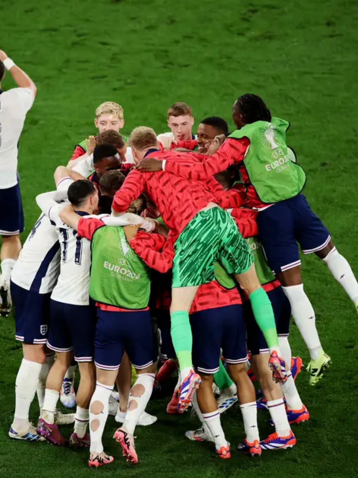 包含荷兰国家队再次晋级欧洲国家联赛半决赛，表现出色的词条