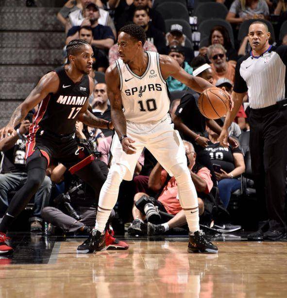 马刺队外援三分球连续命中奠定优势！